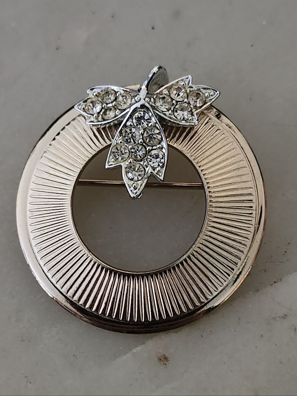 Vtg Sarah Coventry Gold Tone Circular Wreath Brooch With Rhinestone Leaf Cluster